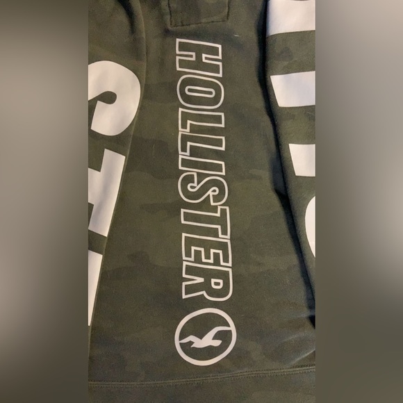 HOLLISTER SMALL camo printed hooded pull over branded in white along sleeves! - Picture 3 of 4